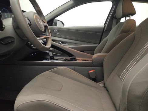 Used 2025 Hyundai Elantra SEL FWD image 17