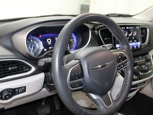 Used 2023 Chrysler Pacifica Touring-L FWD image 16