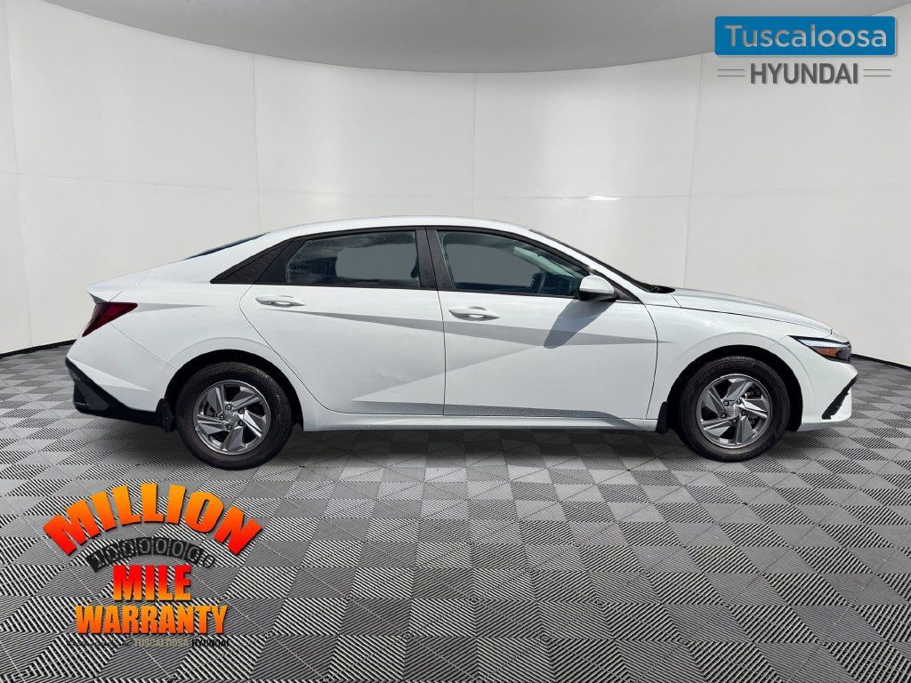 Used 2025 Hyundai Elantra SE FWD image 2