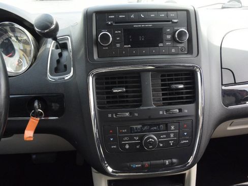 Used 2015 Dodge Grand Caravan SXT image 18