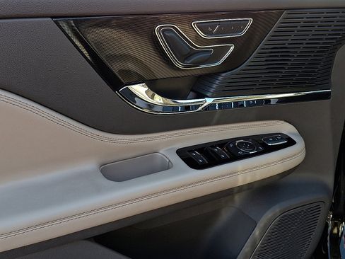 Used 2022 Lincoln Corsair AWD w/ Premium Package image 12