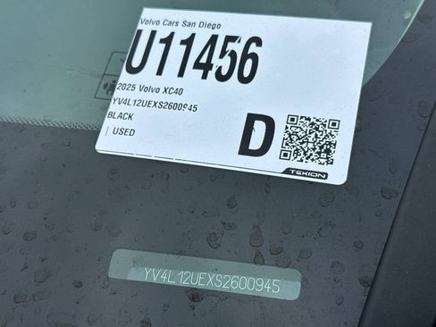 Certified 2025 Volvo XC40 B5 Plus AWD/4WD image 3