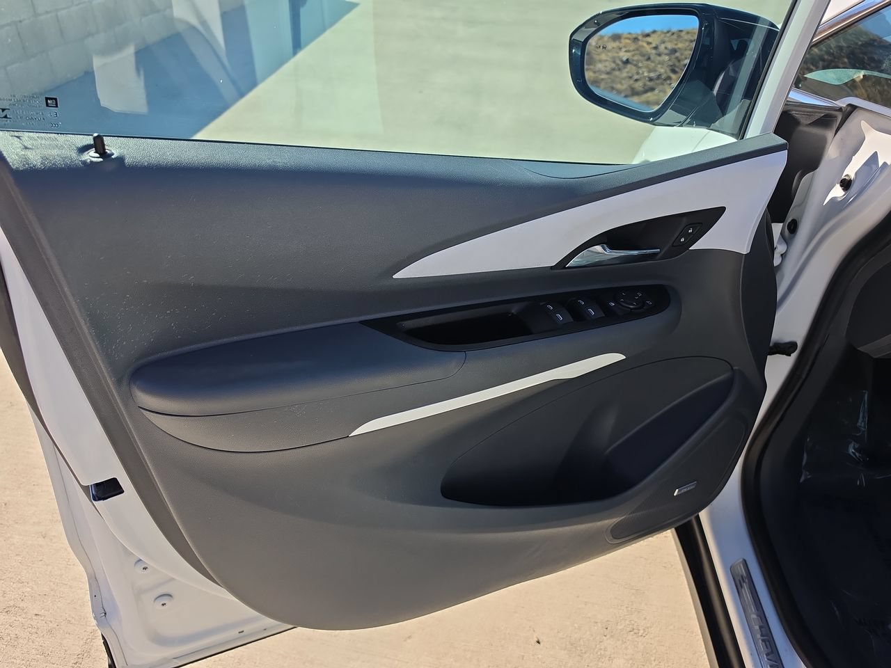 Used 2019 Chevrolet Bolt Premier w/ Infotainment Package FWD image 21
