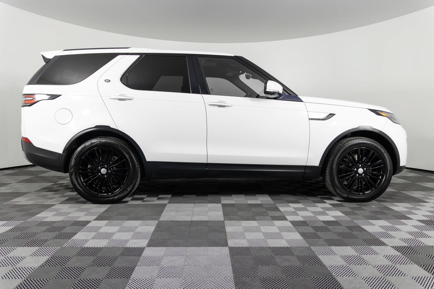 Used 2017 Land Rover Discovery HSE Luxury AWD/4WD image 9