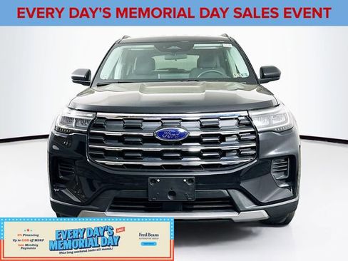 Used 2025 Ford Explorer Active AWD/4WD image 2