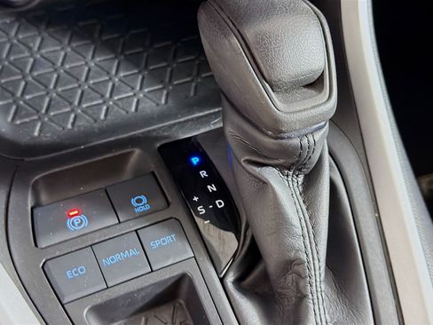 Used 2022 Toyota RAV4 XLE w/ Convenience Package FWD image 24