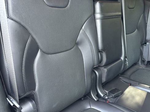 Used 2018 Jeep Cherokee Overland w/ Technology Group AWD/4WD image 37