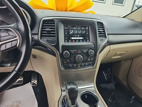 Used 2019 Jeep Grand Cherokee Laredo AWD/4WD image 15
