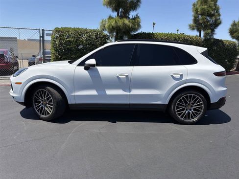 Used 2022 Porsche Cayenne S AWD/4WD image 3