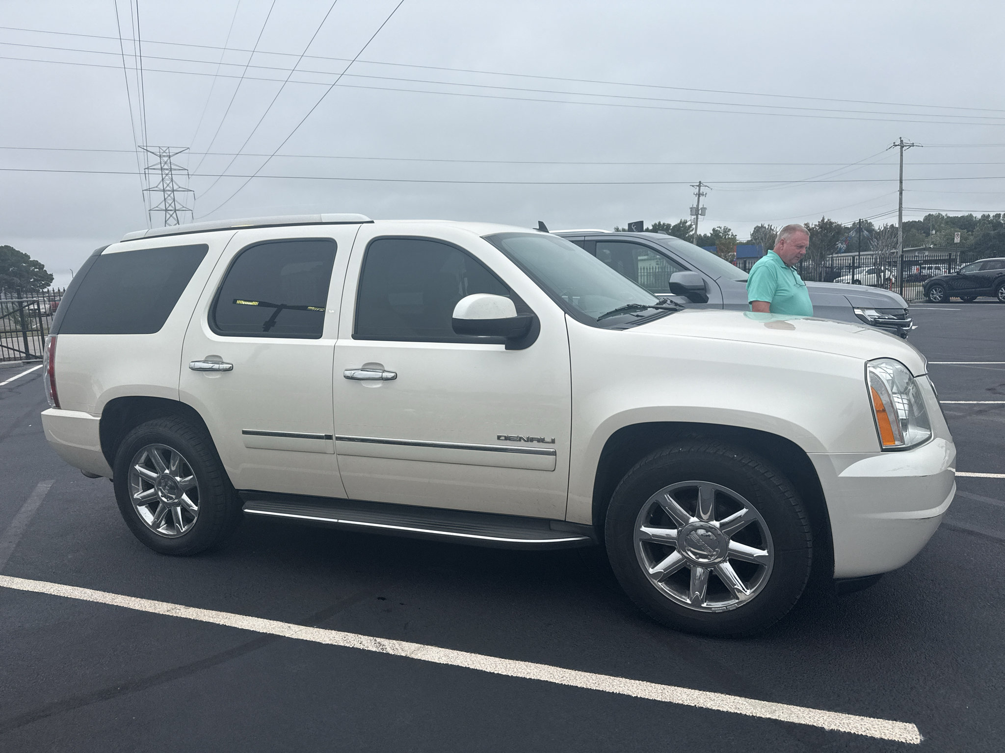 Used 2014 GMC Yukon Denali RWD image 3