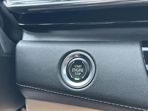 Used 2022 Cadillac Escalade Premium Luxury AWD/4WD image 15