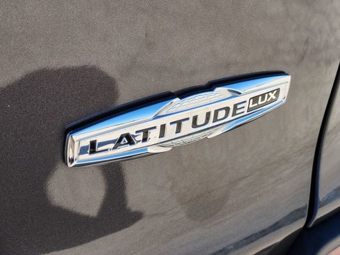 Used 2021 Jeep Cherokee Latitude Lux w/ Comfort/Convenience Group image 12