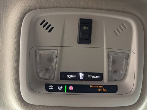 Used 2021 Chevrolet Traverse LS FWD image 33