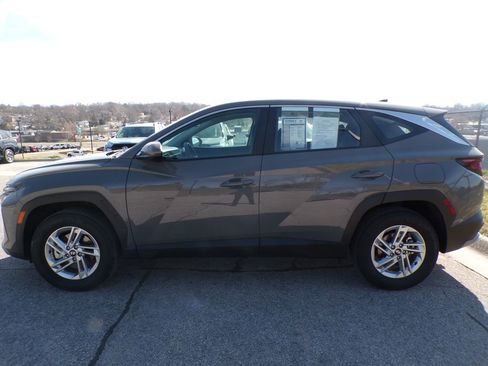 Used 2025 Hyundai Tucson SE image 2