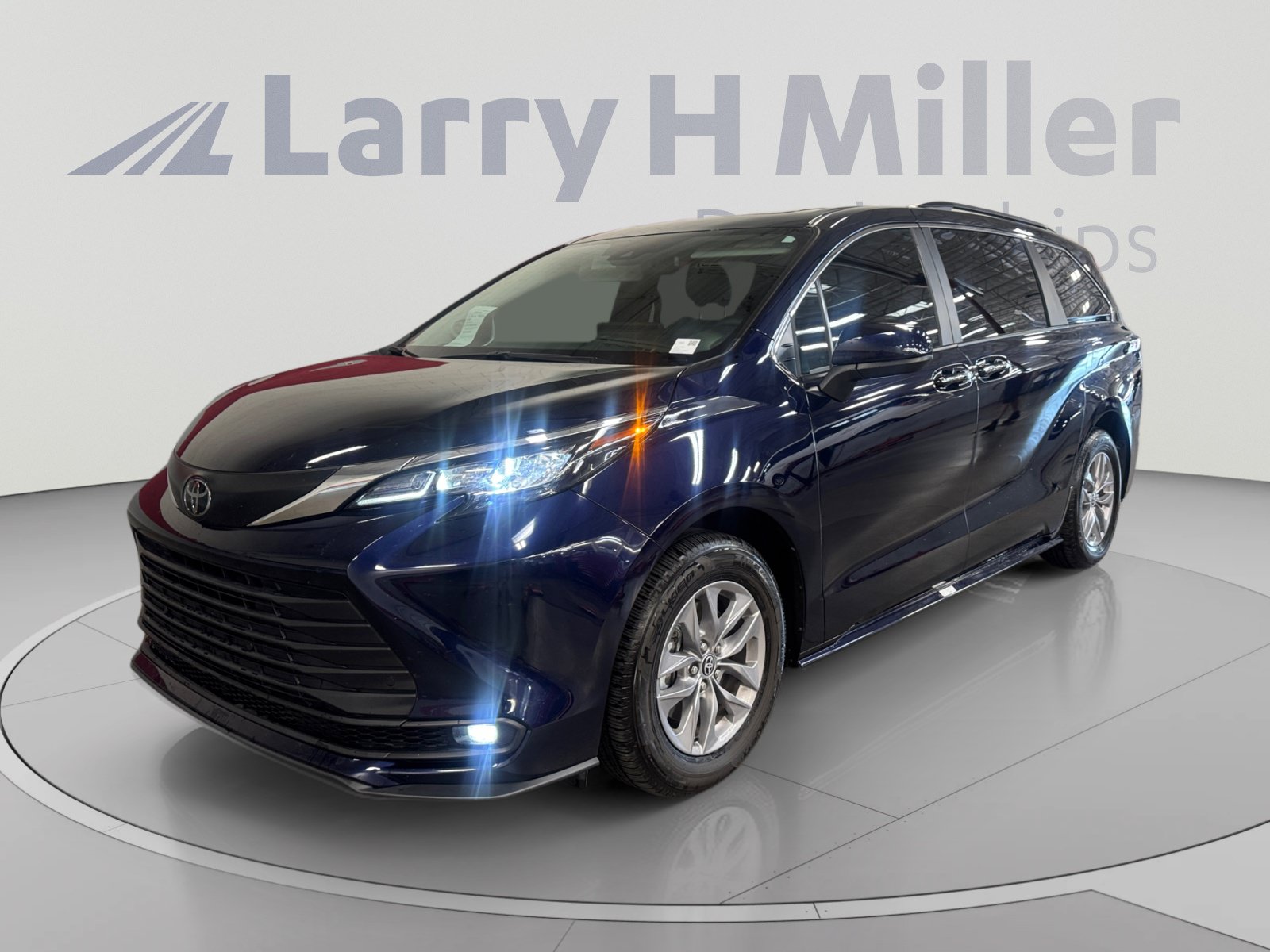 Certified 2026 Toyota Sienna XLE FWD image 1
