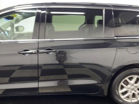 Used 2024 Chrysler Pacifica Touring-L FWD image 13