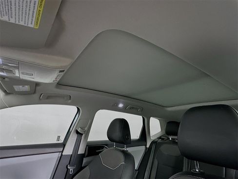 Used 2023 Volkswagen Taos SE w/ Panoramic Sunroof Package image 11
