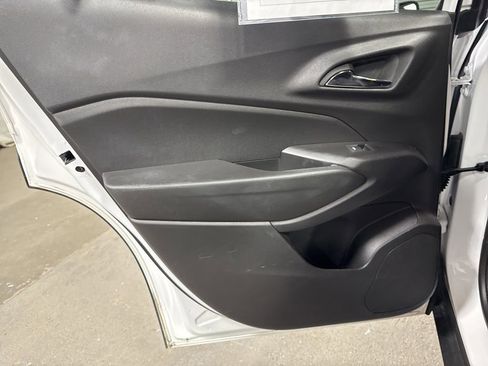 Used 2025 Chevrolet Trax LT w/ LT Convenience Package FWD image 19