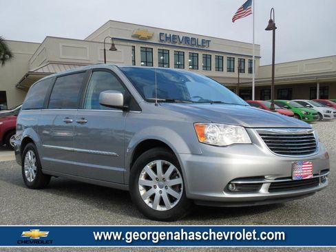 Used 2016 Chrysler Town & Country Touring image 1