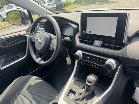 Used 2023 Toyota RAV4 LE AWD/4WD image 16
