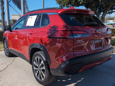 Certified 2024 Toyota Corolla Cross XLE image 8