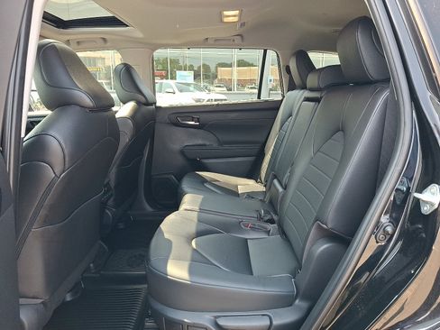 Used 2023 Toyota Highlander XLE AWD/4WD image 11