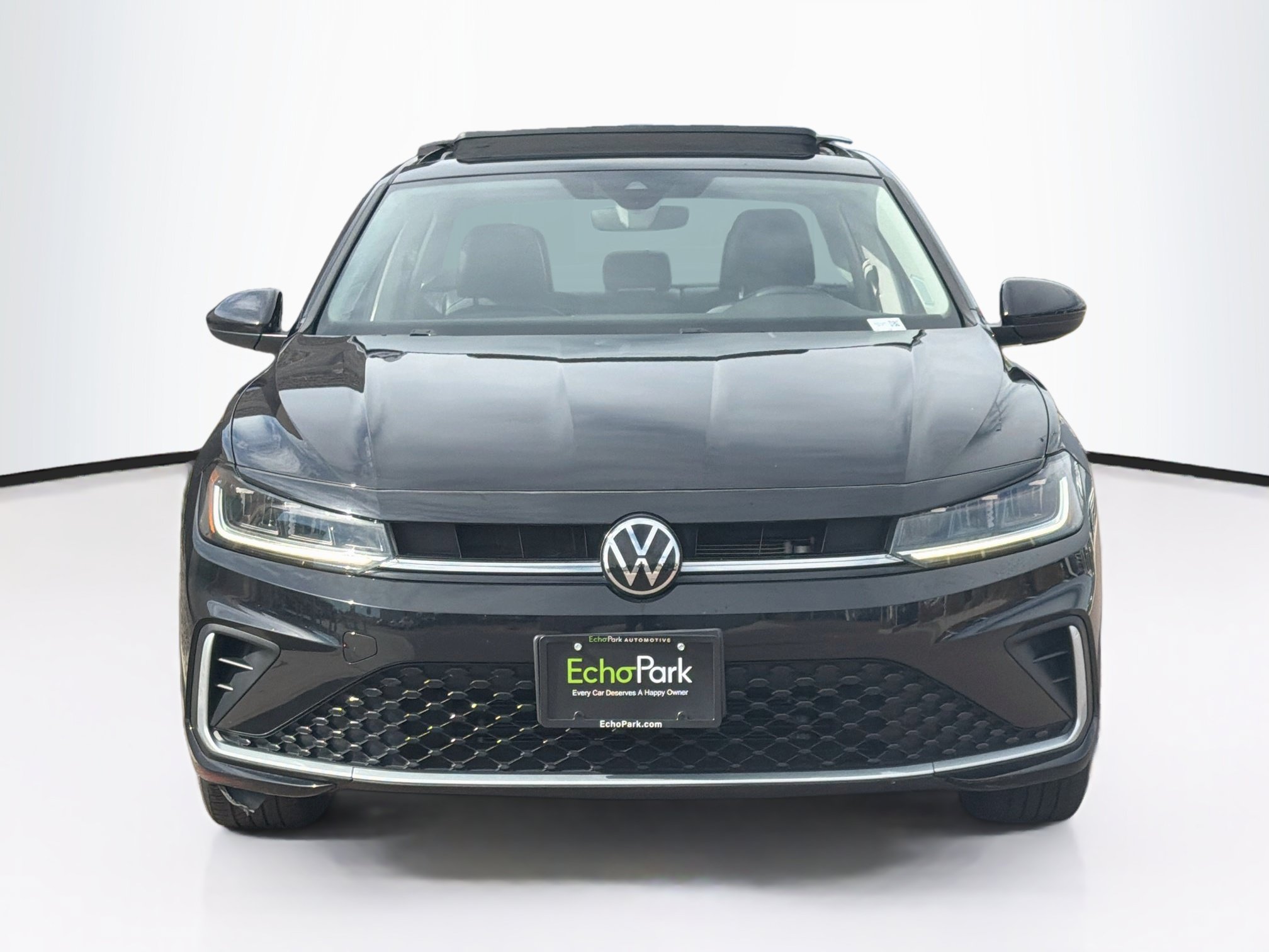 Used 2025 Volkswagen Jetta SE FWD image 2
