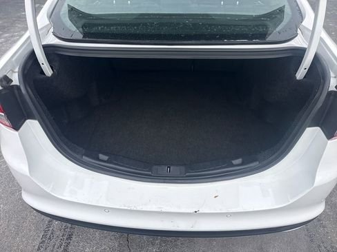 Used 2017 Ford Fusion SE w/ Fusion SE Technology Package image 12