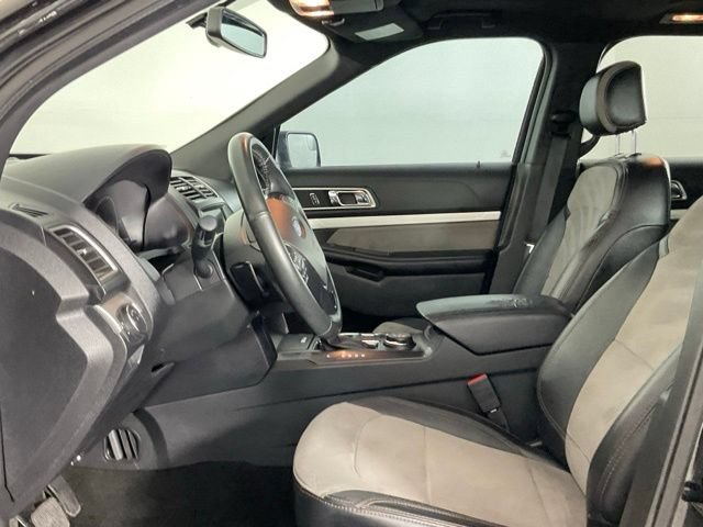 Used 2017 Ford Explorer XLT w/ Equipment Group 202A AWD/4WD image 10
