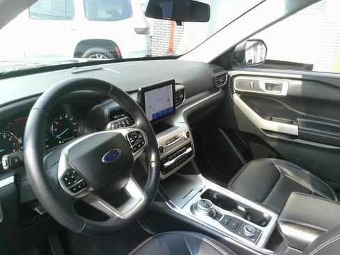 Used 2020 Ford Explorer XLT w/ Equipment Group 202A AWD/4WD image 20