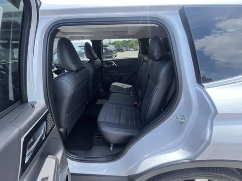 Used 2025 Mitsubishi Outlander SE FWD image 23
