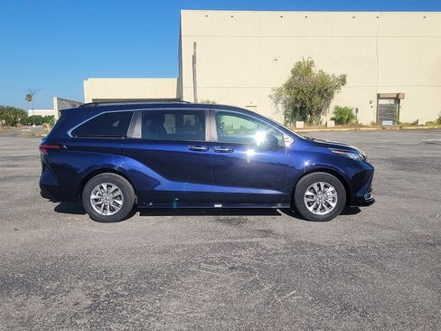Used 2023 Toyota Sienna XLE image 4
