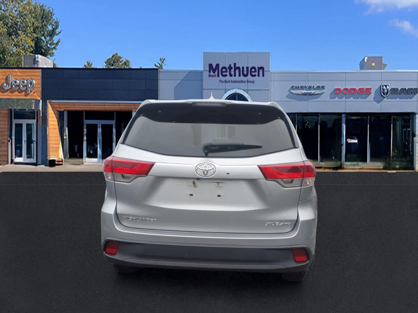 Used 2019 Toyota Highlander XLE AWD/4WD image 4