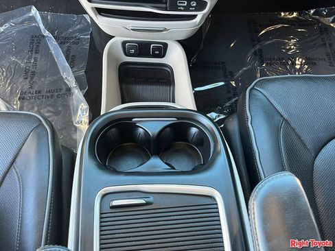 Used 2020 Chrysler Pacifica Limited FWD image 30
