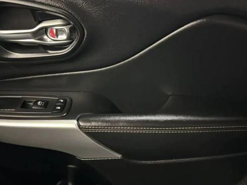 Used 2018 Jeep Cherokee Latitude Plus FWD image 17