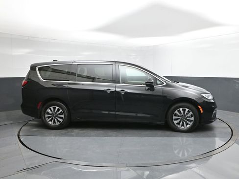 Used 2023 Chrysler Pacifica Touring-L FWD image 15