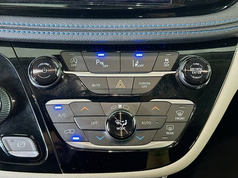 Used 2021 Chrysler Pacifica Touring image 23