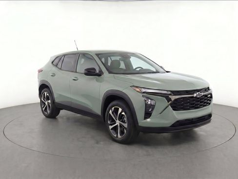 Used 2024 Chevrolet Trax RS w/ Driver Confidence Package FWD image 2
