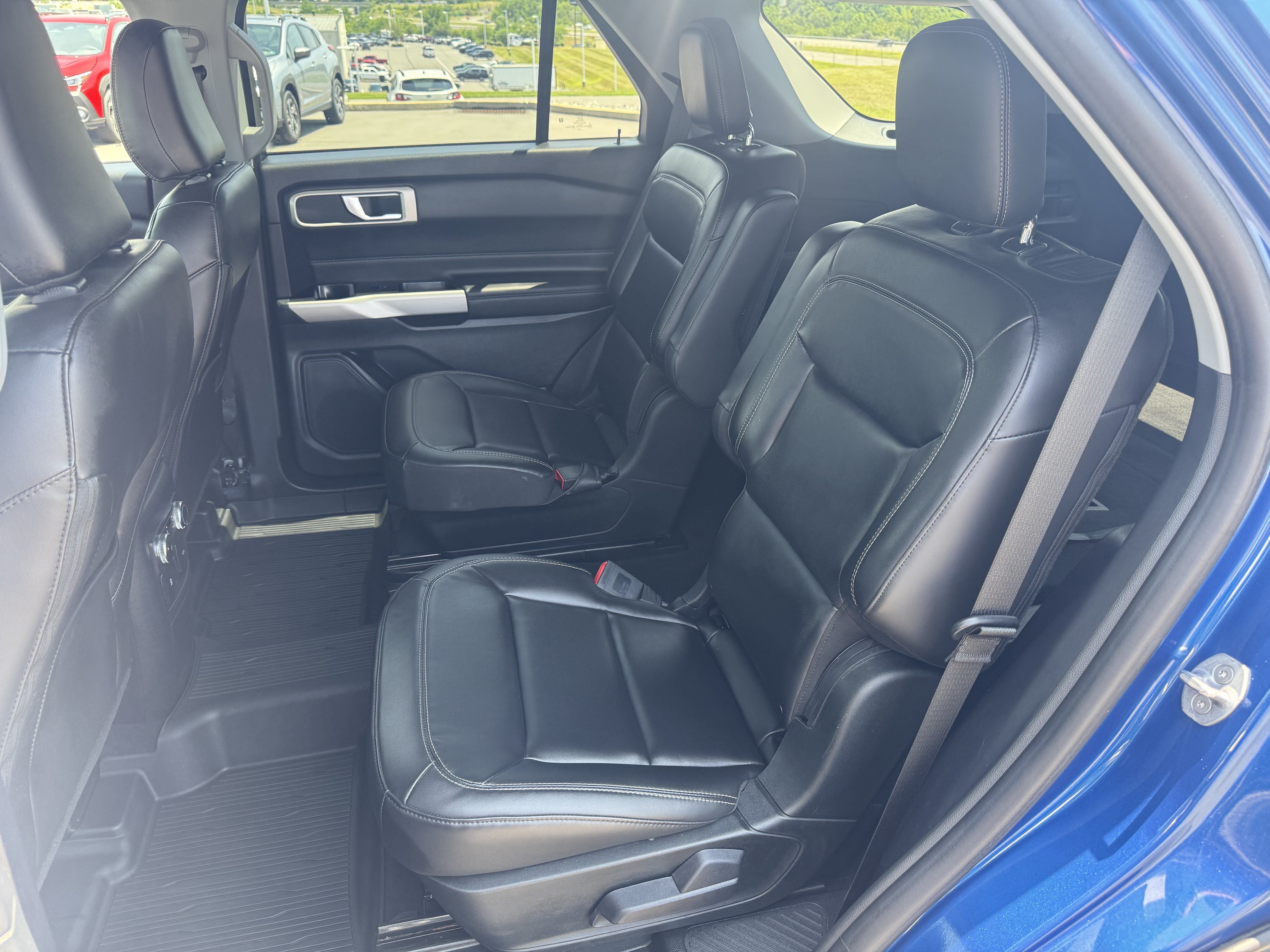 Used 2022 Ford Explorer XLT w/ Equipment Group 202A AWD/4WD image 31