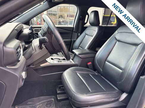 Used 2020 Ford Explorer XLT w/ Equipment Group 202A AWD/4WD image 17