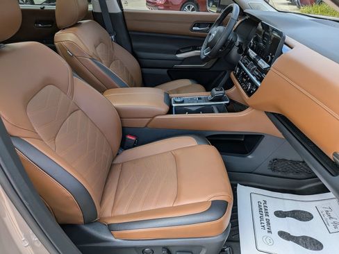 Certified 2024 Nissan Pathfinder Platinum w/ Cargo Package AWD/4WD image 32