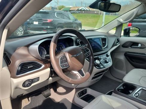 Used 2017 Chrysler Pacifica Touring-L Plus w/ Advanced Safetytec Group FWD image 17