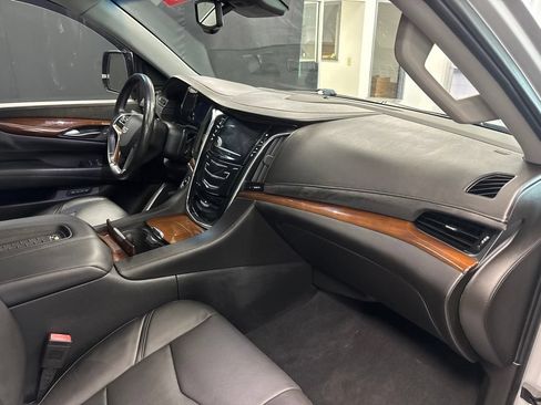 Used 2016 Cadillac Escalade Luxury RWD image 14