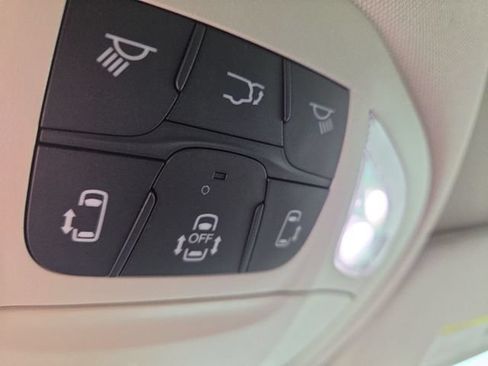 Used 2024 Chrysler Pacifica Touring-L FWD image 27