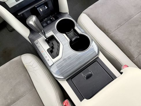 Used 2012 Toyota Camry XLE w/ Leather Pkg FWD image 60