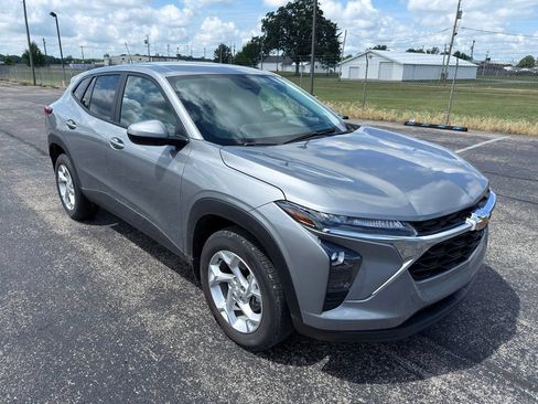 Used 2024 Chevrolet Trax LS w/ LS Convenience Package FWD image 9