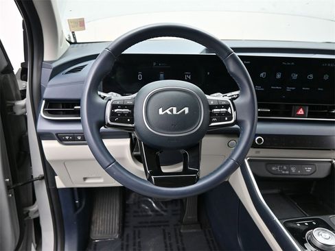 Certified 2025 Kia Carnival EX image 33