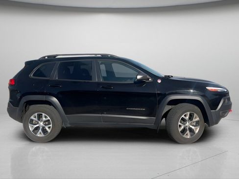 Used 2018 Jeep Cherokee Trailhawk AWD/4WD image 3