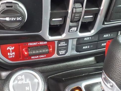 Used 2025 Jeep Wrangler Unlimited Rubicon w/ Convenience Group AWD/4WD image 7