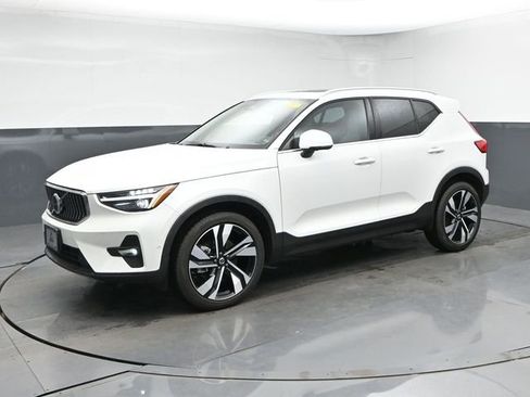 Used 2024 Volvo XC40 B5 Ultimate w/ Climate Package AWD/4WD image 4